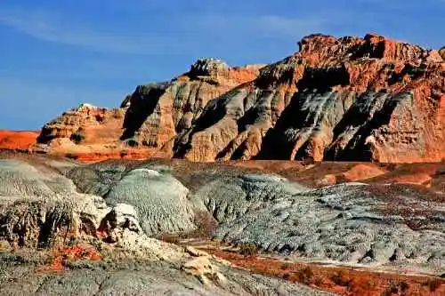 新疆五彩山雅丹地貌