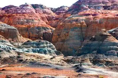 新疆五彩山雅丹地貌