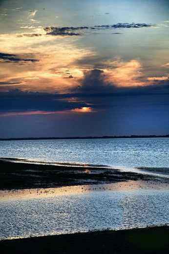 夕阳西下的青格达湖