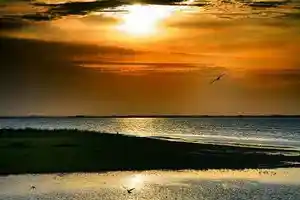 夕阳下的新疆青格达湖
