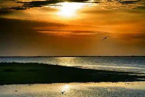 夕阳下的新疆青格达湖