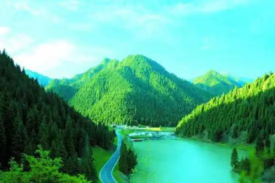 天山大峡谷风光图片