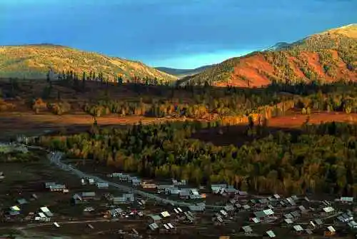 新疆喀纳斯湖畔