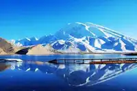 喀什市内、卡拉库里湖、慕士塔格峰、达瓦昆沙漠火车双卧五日游