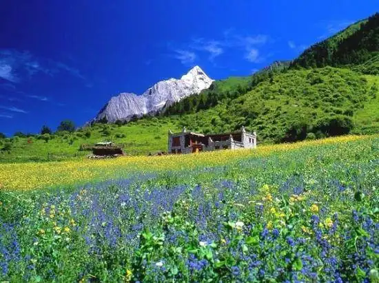 终年银装素裹 如同白衣仙女 四姑娘山自助登山