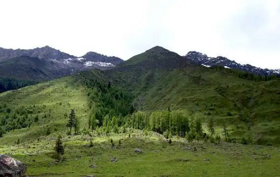 终年银装素裹 如同白衣仙女 四姑娘山自助登山
