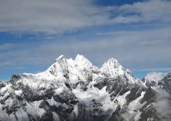 终年银装素裹 如同白衣仙女 四姑娘山自助登山