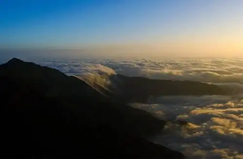 爱她 就让他背你上梵净山千层佛梯