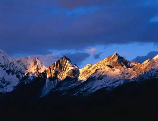 终年银装素裹 如同白衣仙女 四姑娘山自助登山