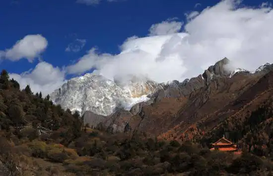 终年银装素裹 如同白衣仙女 四姑娘山自助登山