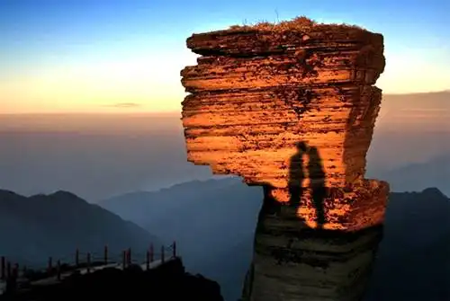 爱她 就让他背你上梵净山千层佛梯