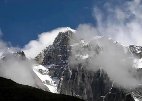 终年银装素裹 如同白衣仙女 四姑娘山自助登山
