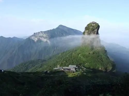 爱她 就让他背你上梵净山千层佛梯