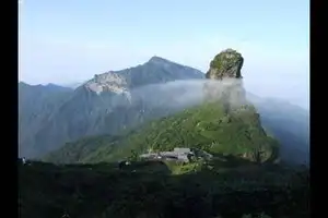 爱她 就让他背你上梵净山千层佛梯